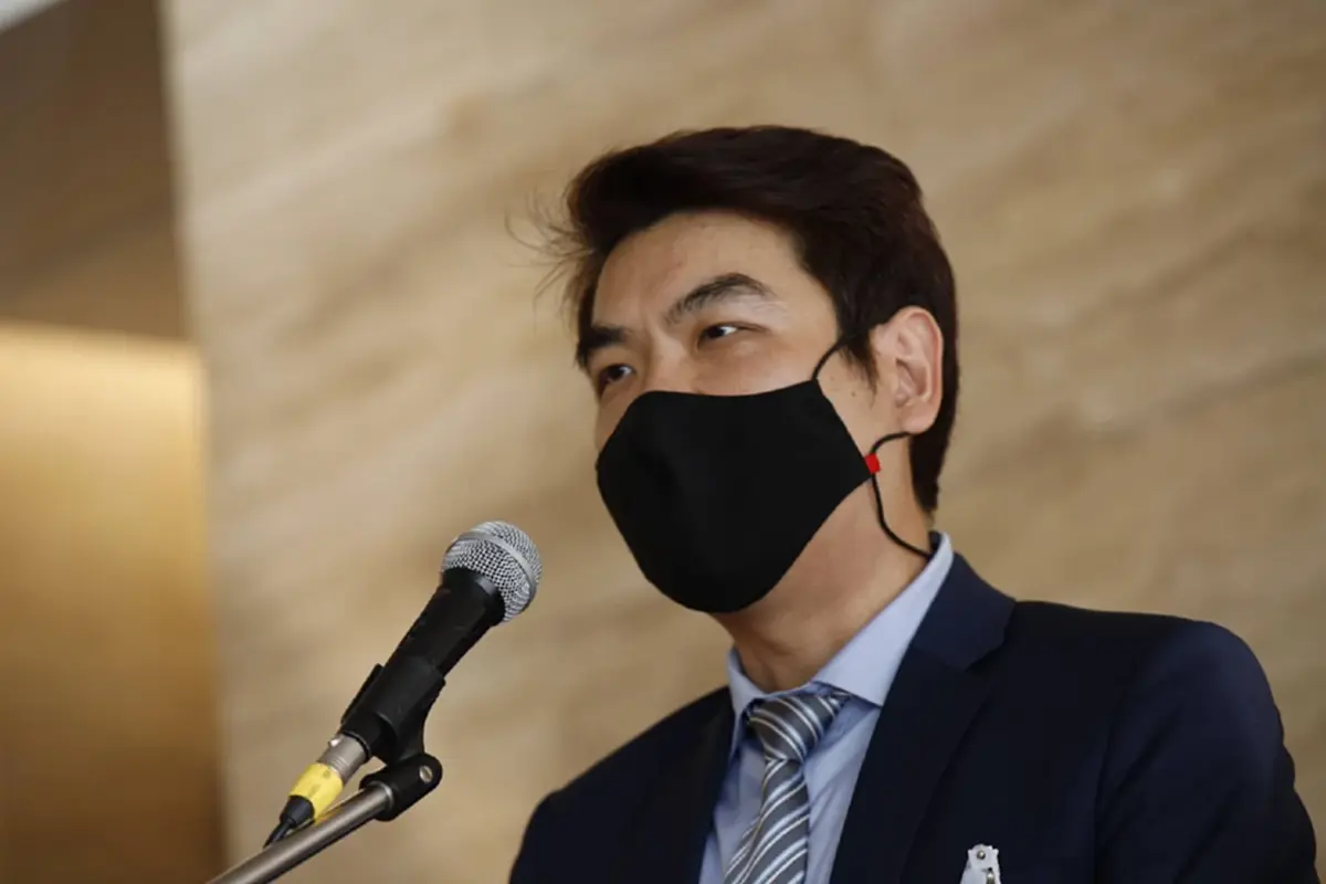 ปิยบุตร  แสงกนกกุล   อดีตเลขาธิการพรรคอนาคตใหม่ที่โดนยุบพรรค 