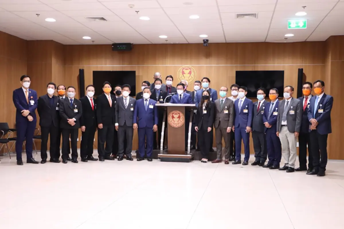 “พิธา” ชำแหละ “ประชาธิปไตยแบบไทย ๆ”  มองสิทธิเสรีภาพเป็นแค่ไม้ประดับ