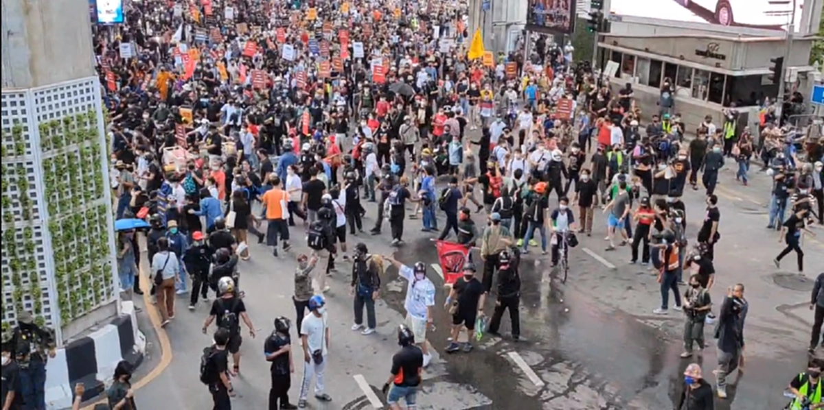 การเคลื่อนไหวของกลุ่มสามนิ้ว ที่อยู่ในสภาพ ไร้แกนนำ 