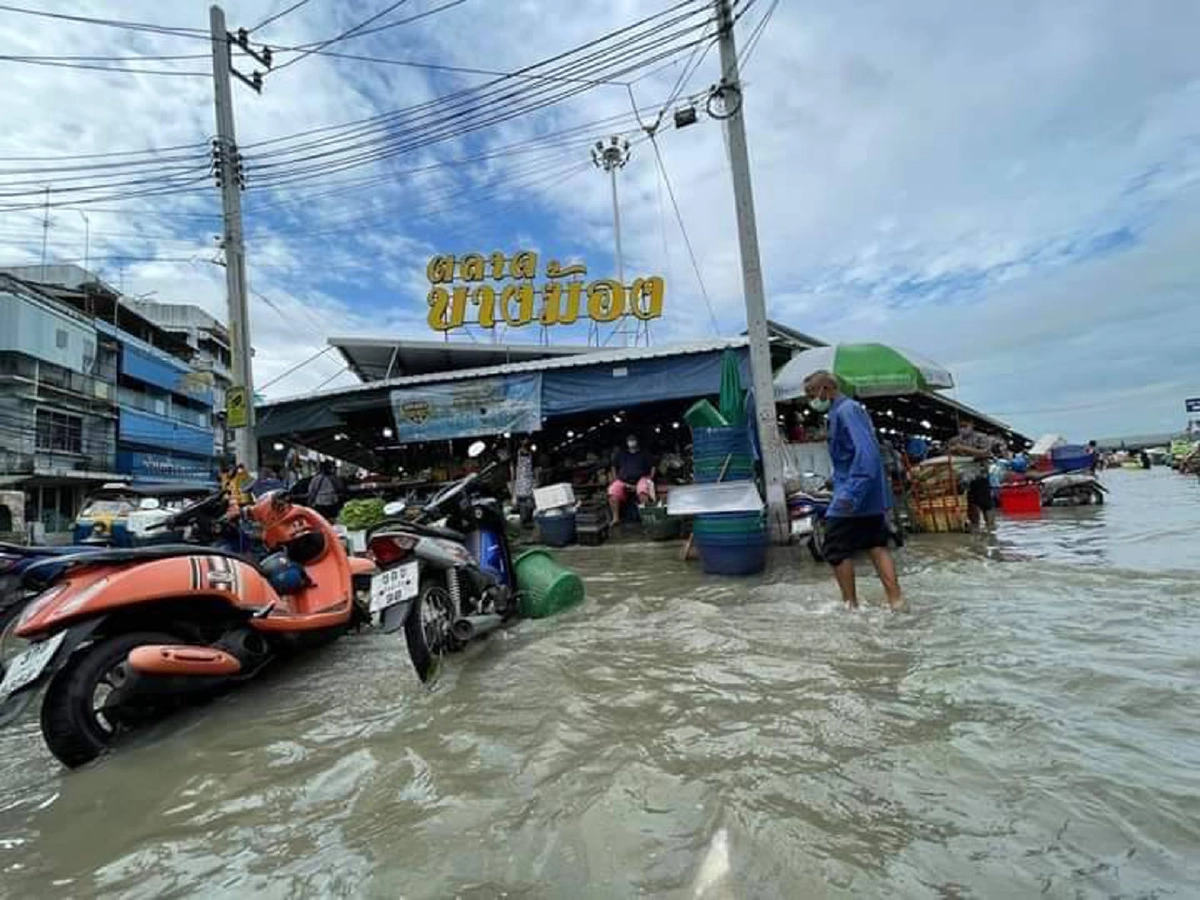 "น้ำทะเลหนุน" วันที่ 2 หลายตลาดท่วม "พ่อเมือง" ลุยน้ำให้กำลังใจพ่อค้าแม่ค้า