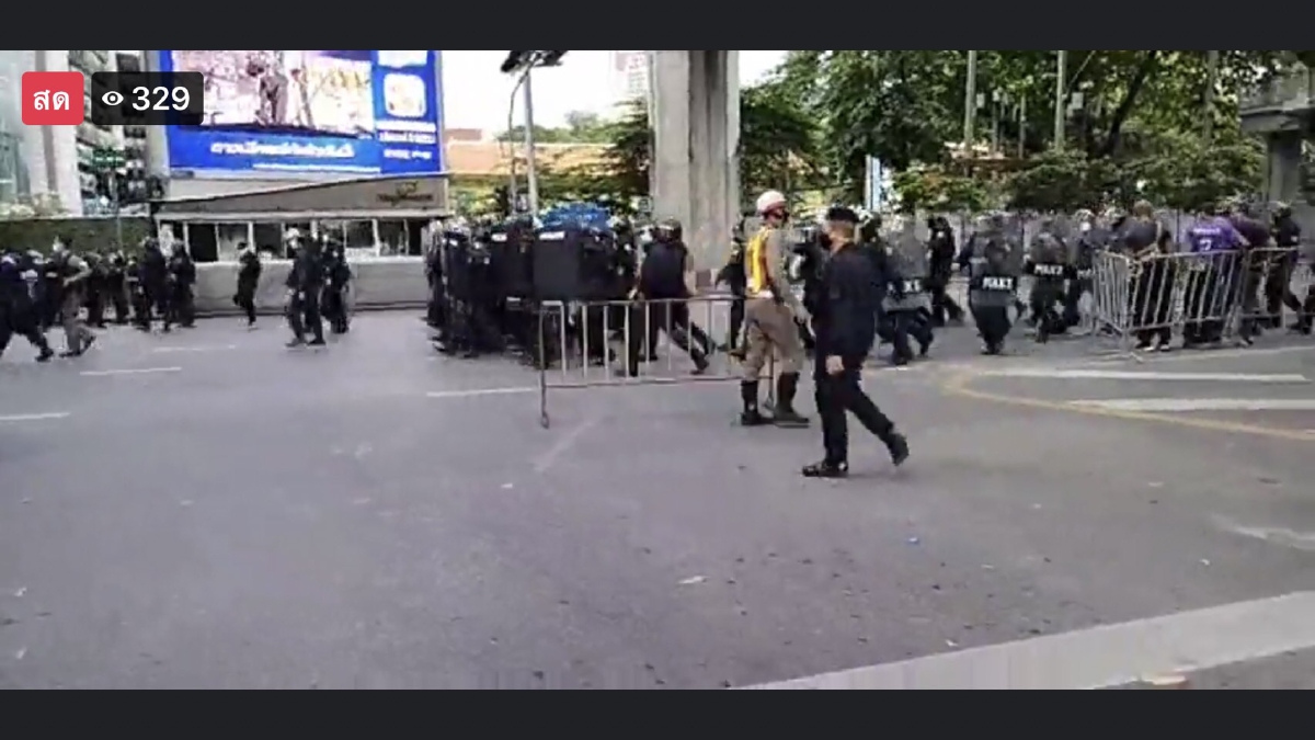 ผู้ชุมนุม "ม็อบ14พฤศจิกา64" ย้ายขบวนจากปทุมวันไปสถานทูตเยอรมัน