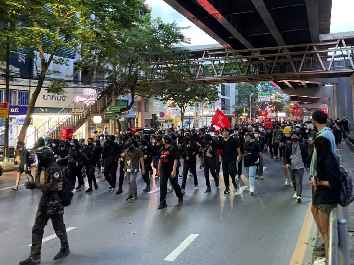 กลุ่มมวลชนเดินทางไปยื่นหนังสือที่สถานทูตเยอรมันประจำประเทศไทย เมื่อวันที่ 14 พ.ย.64 