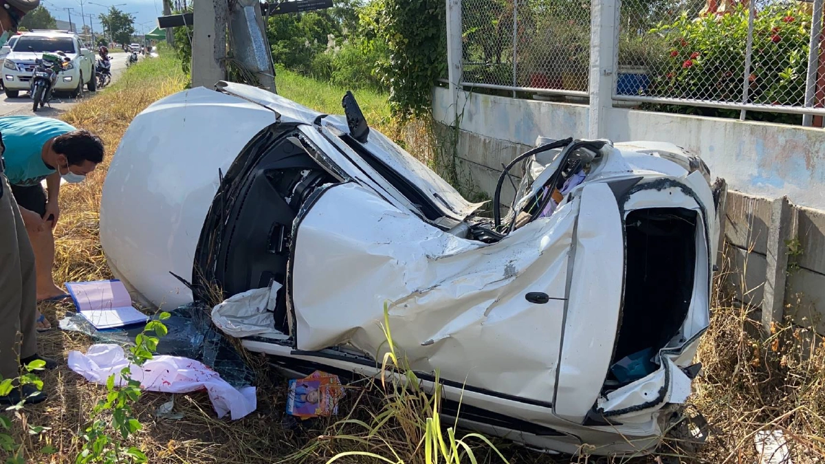 "เปิดคลิปกระบะชนแล้วหนี" พยาบาลสาวเคราะห์ร้าย รถพังยับเจ็บสาหัส (มีคลิป)