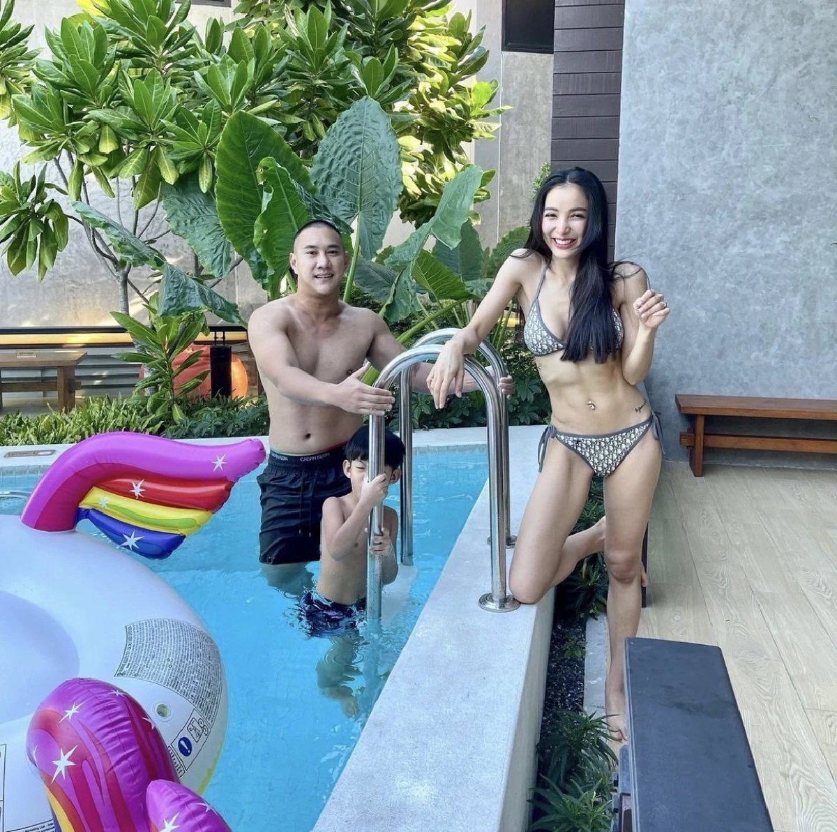 เปิดตัวแซ่บ คุณตำรวจหวานใจ "แพท ณปภา" ใส่ชุดว่ายน้ำ ขอเป็นแฟนพี่ละกัน