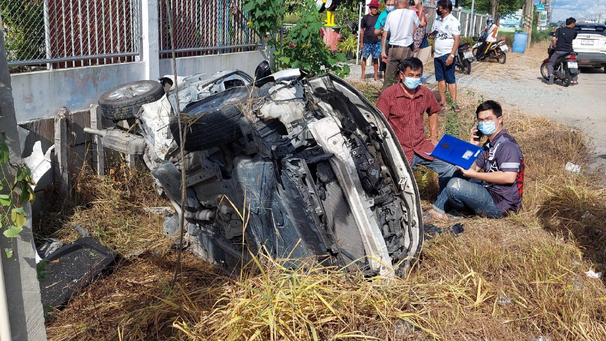 "เปิดคลิปกระบะชนแล้วหนี" พยาบาลสาวเคราะห์ร้าย รถพังยับเจ็บสาหัส (มีคลิป)