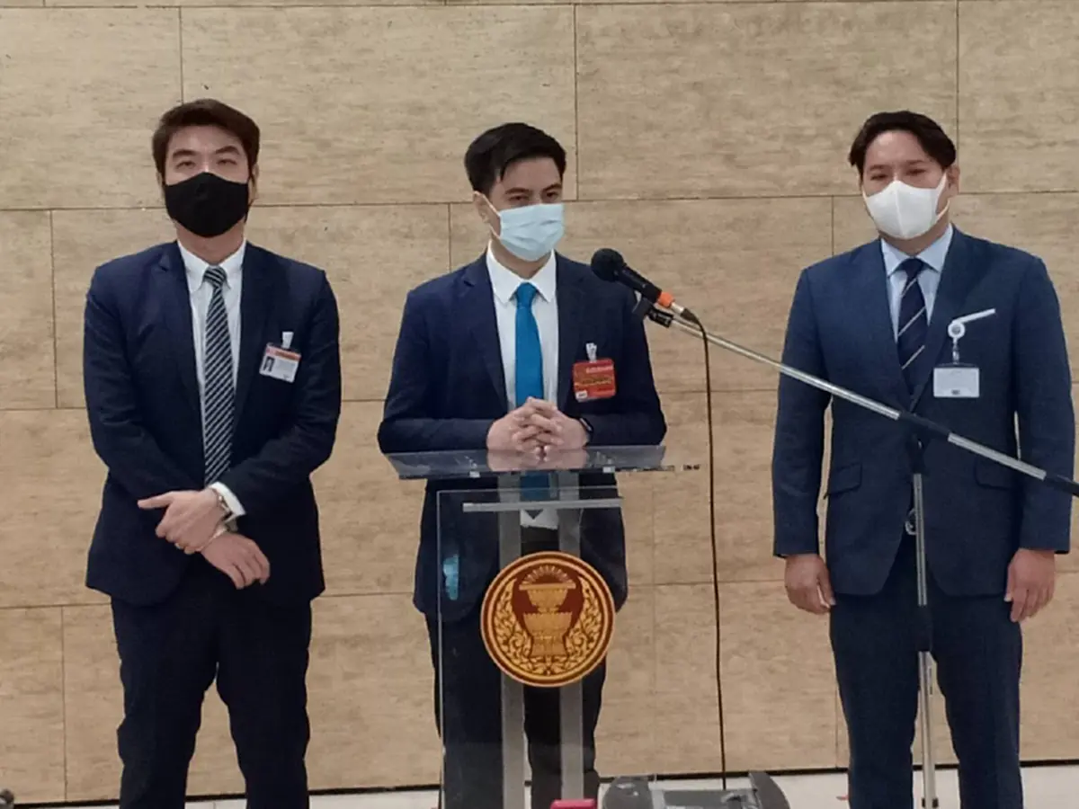 “พิธา” ชำแหละ “ประชาธิปไตยแบบไทย ๆ”  มองสิทธิเสรีภาพเป็นแค่ไม้ประดับ