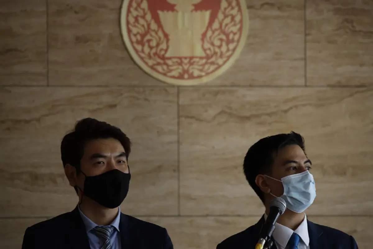 ปิยบุตร  แสงกนกกุล  และ พริษฐ์ วัชรสินธุ์ ผู้ก่อตั้งกลุ่มรัฐธรรมนูญก้าวหน้า (ConLab) ร่วมกันแถลงข่าวหลังที่ประชุมรัฐสภาไม่เห็นชอบร่างรธน.ที่กลุ่มอ้างว่ารื้อระบอบประยุทธ์ 