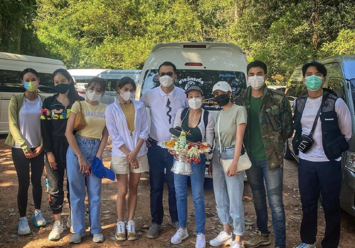 สาธุ "หนิง ปณิตา" นำทีมนักแสดง ขึ้นภูลังกาไหว้ "พ่อปู่อือลือ"