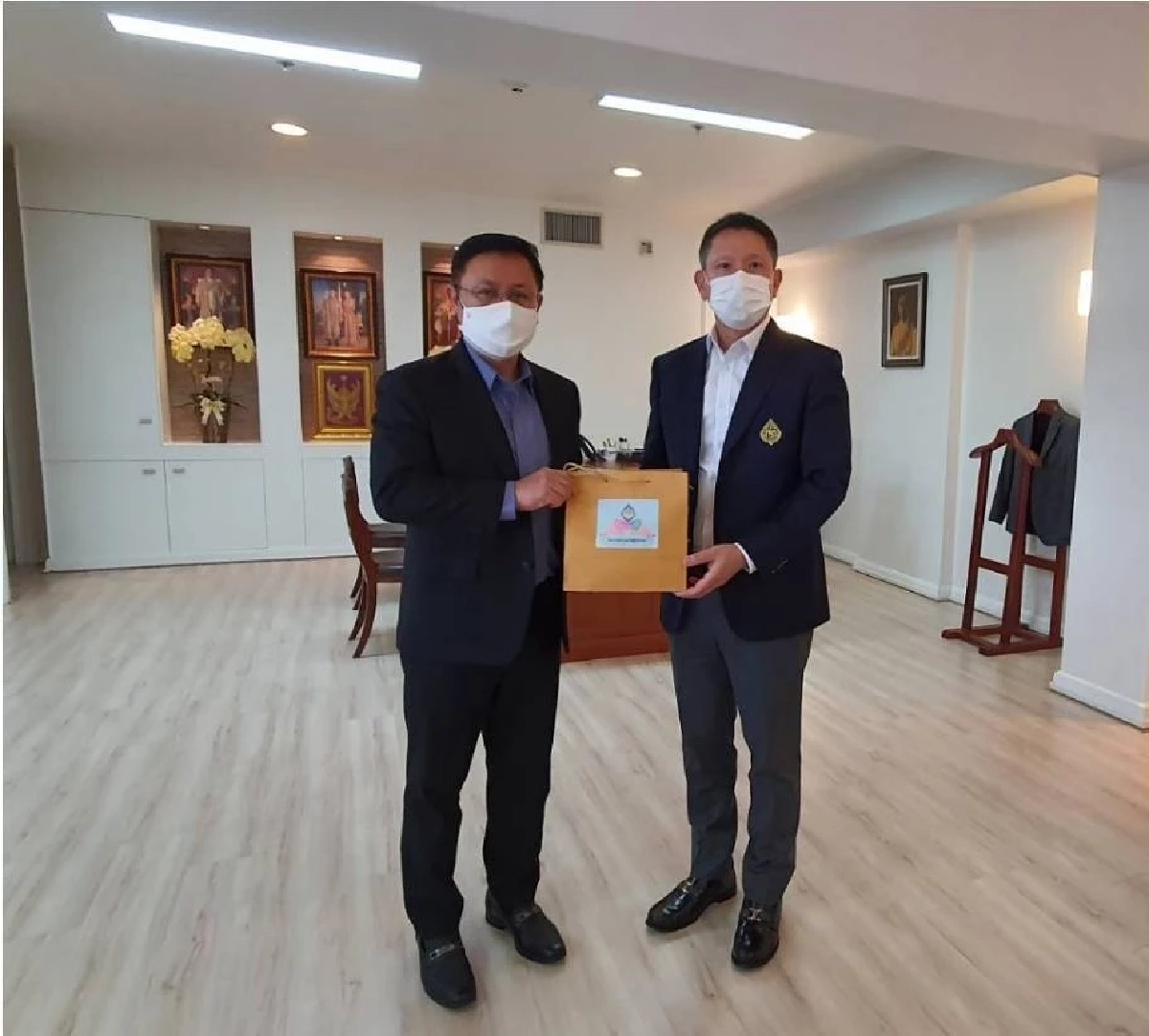 "ภูมิจิตต์ พงษ์พันธุ์งาม" บรรเทาทุกข์โควิด ส่งมอบผู้ที่ได้รับผลกระทบ