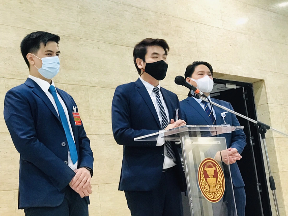 ปิยบุตร แสงกนกกุล แกนนำคณะก้าวหน้า มาชี้แจงการยืนญัตติแก้ไขร่างรัฐธรรมนูญฉบับประชาชนเมื่อวันที่ 16  พ.ย.64 