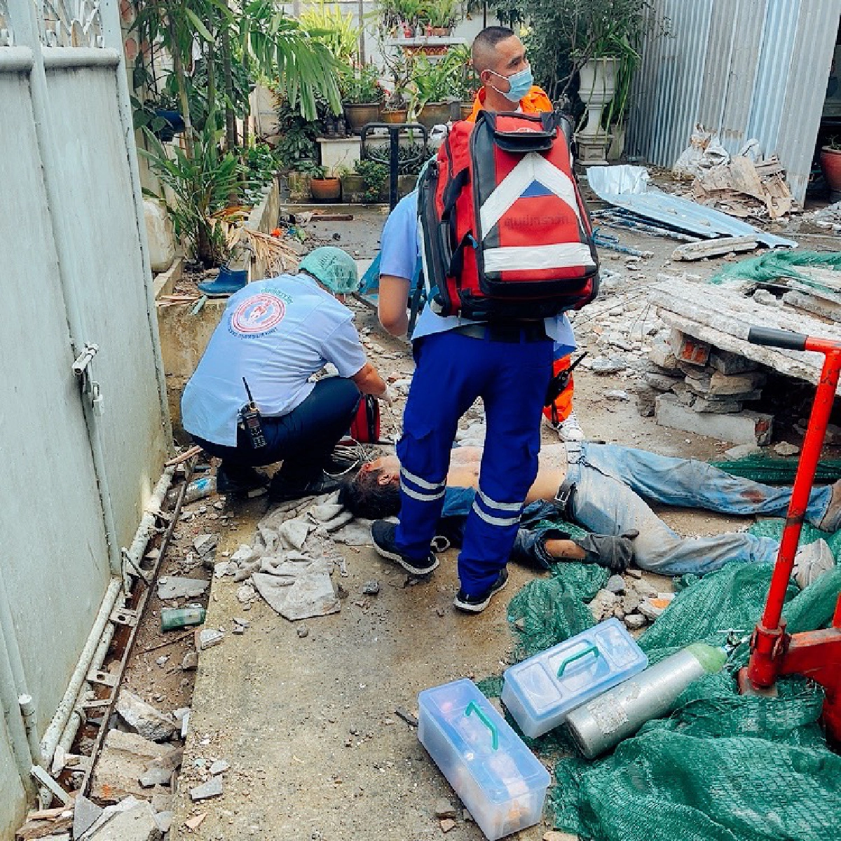 ด่วน อาคารทรุด "กันสาดถล่ม" ย่านบางขุนเทียน ทับคนงานก่อสร้าง เสียชีวิต 1 ราย