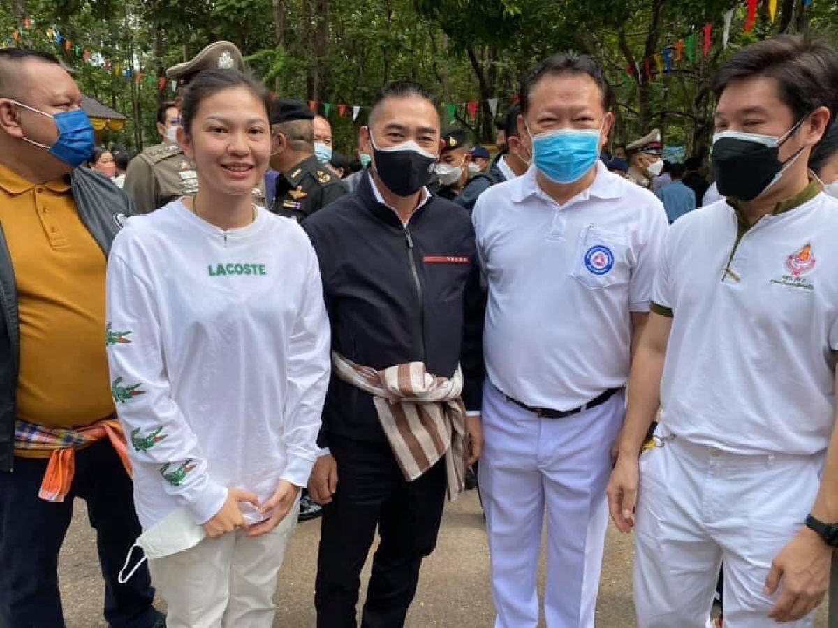 พล.ต.อ.จักรทิพย์ ถ่ายภาพกับแฟนคลับที่นครพนม