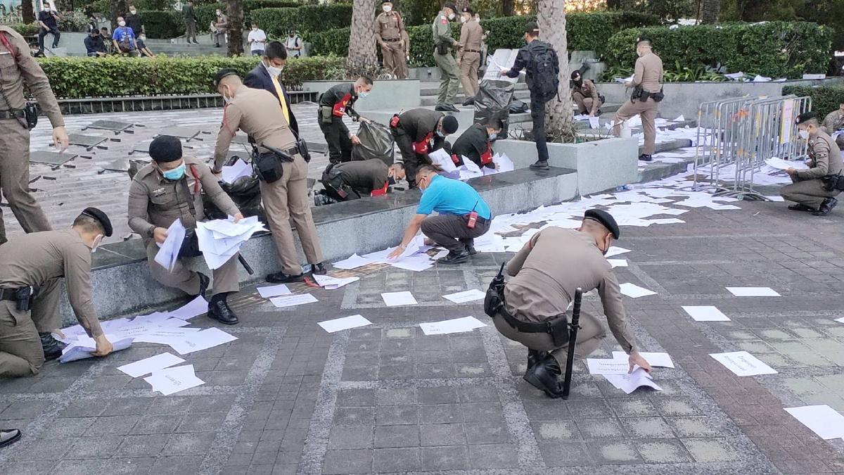 ทนายผิดหวัง ศาลรธน.วินิจฉัยรุ้ง-ไมค์-อานนท์ ม็อบจุดไฟ โปรยกระดาษป่วน