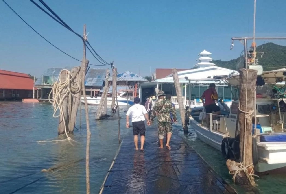 "น้ำทะเลหนุนสูง" ท่วมสะพานท่าเทียบเรือ เร่งปรับปรุงเพื่อท่องเที่ยวสะดวก