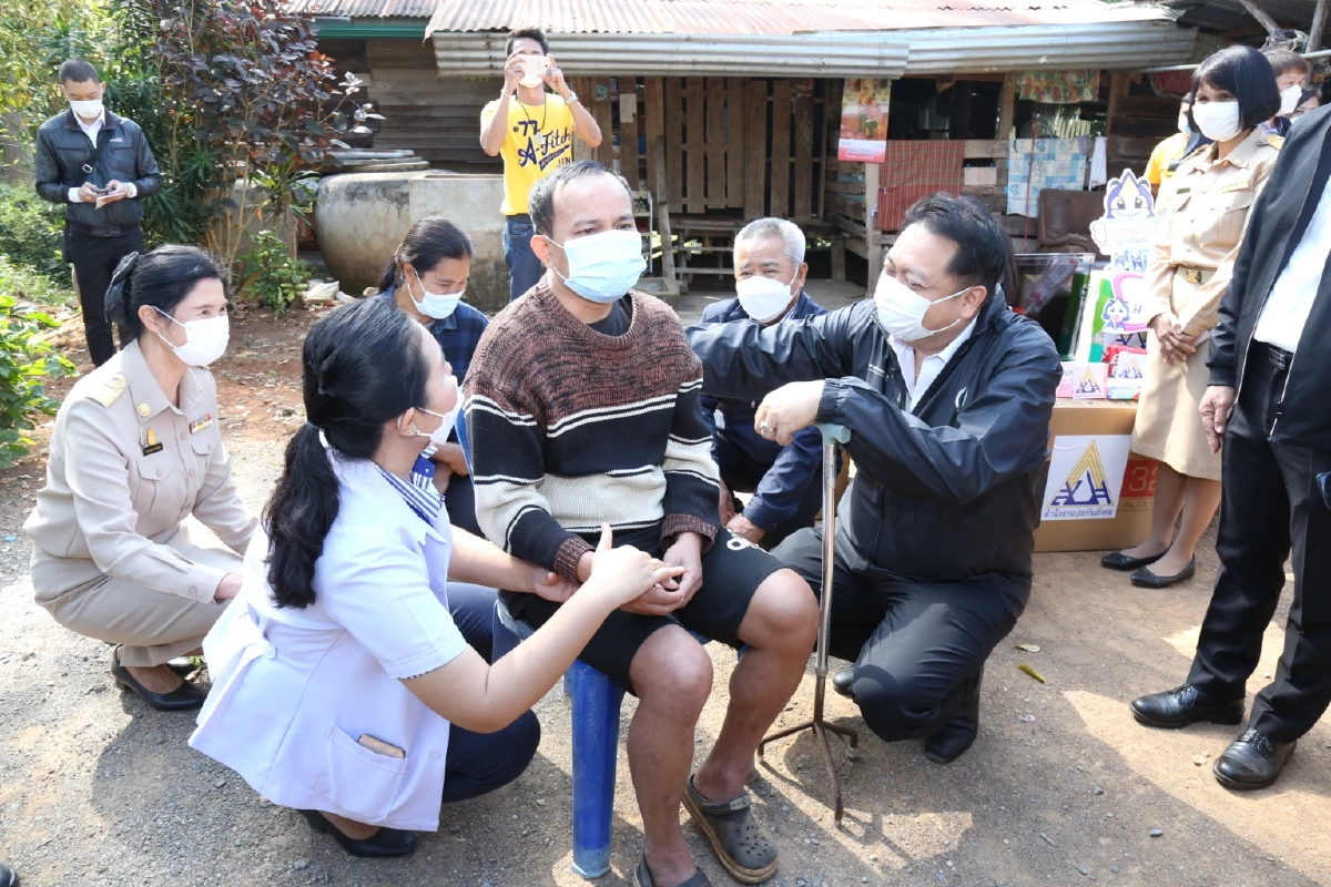 สุชาติ-สปส.ลงพื้นที่โคราช มอบของและเป็นกำลังใจให้ผู้ประกันตนทุพพลภาพ