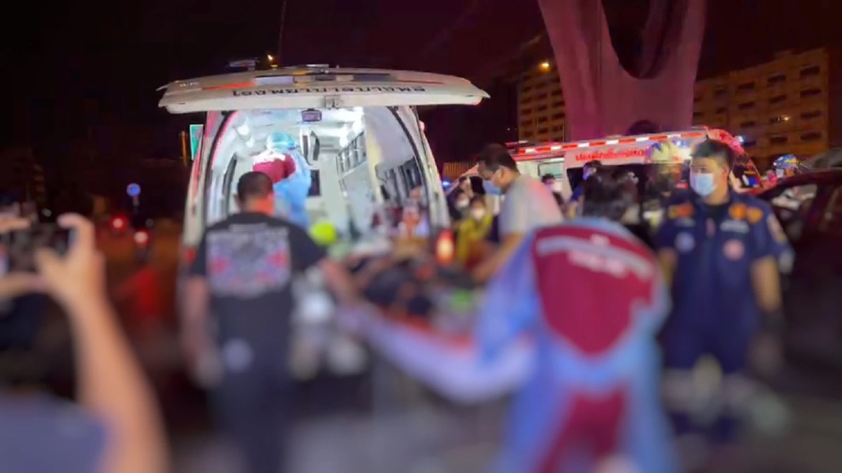 รองสารวัตรสอบสวน สน.อุดมสุข ขับเก๋ง "ชนท้าย" รถบรรทุก ได้รับบาดเจ็บ