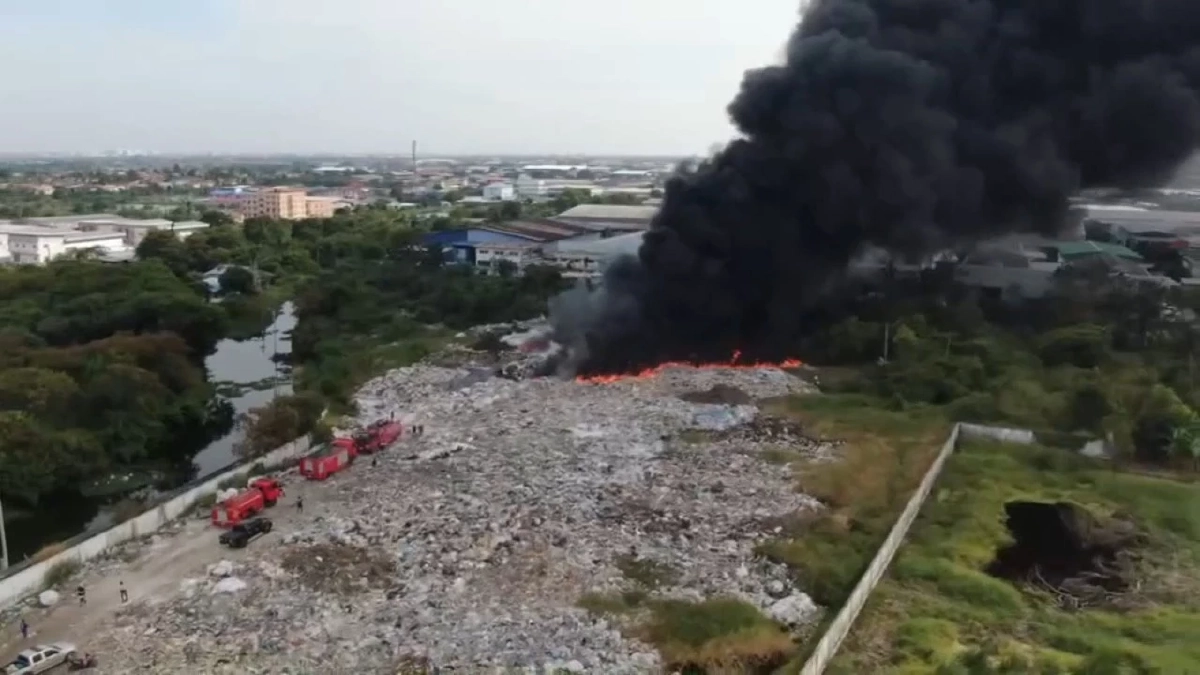 "ไฟไหม้" กองขยะขนาดใหญ่บนที่รกร้างย่านบางพลี ควบคุมไฟให้อยู่ในวงจำกัด