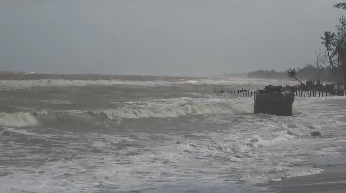 ปัตตานี "คลื่นลมแรง" ซัดชายฝั่ง บ้านเสียหาย 14 หลังคาเรือน 