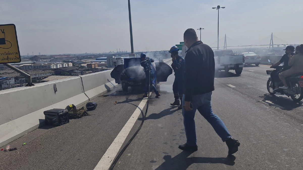 ระทึก หนุ่มขับเก๋งขึ้น "สะพานภูมิพล" จู่ ๆ ไฟลุกพรึ่บไหม้ท้ายรถ หนีตายวุ่น