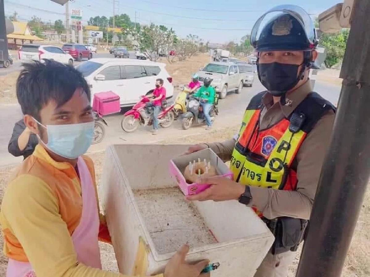 สุดใจ เมื่อประชาชน "เซอร์ไพรส์วันเกิด" ให้ตำรวจ เพื่อเป็นกำลังใจ  (คลิป) 