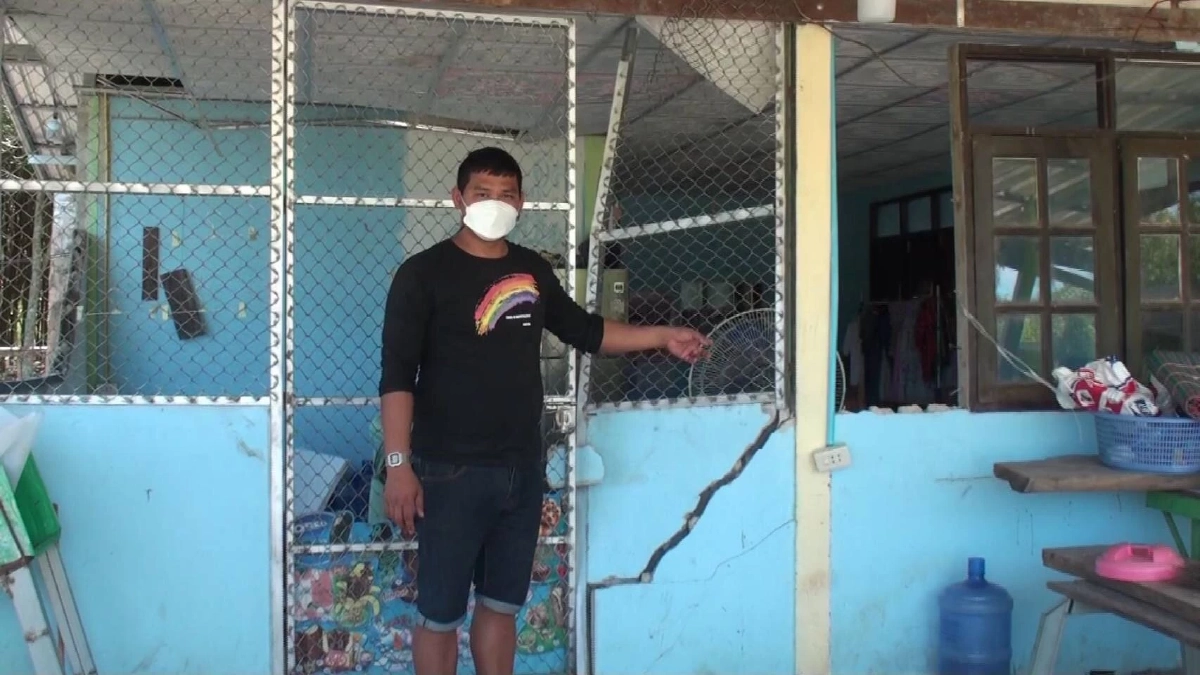 ผวา "ช้างป่า" พังกระท่อมเฝ้าสวนยาง อยู่ต่อก็กลัวจะไม่ปลอดภัย (คลิป)