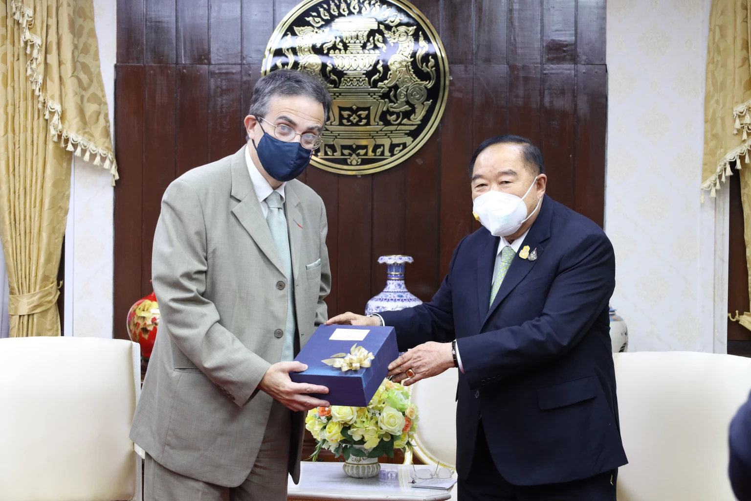 บิ๊กป้อมสุดปลื้มต้อนรับทูตฝรั่งเศส เผยเตรียมบริจาควัคซีนให้ไทย 4 แสนโดส