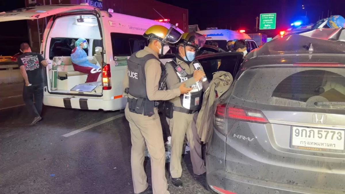 รองสารวัตรสอบสวน สน.อุดมสุข ขับเก๋ง "ชนท้าย" รถบรรทุก ได้รับบาดเจ็บ