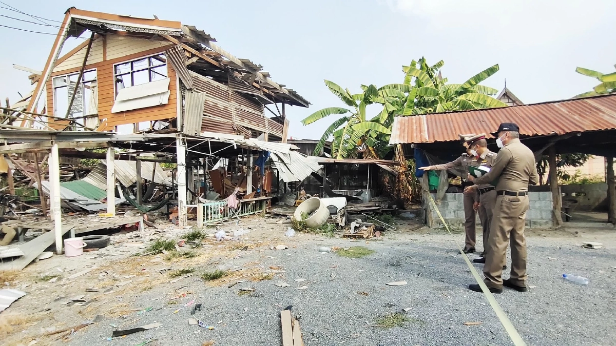 "พลุบอล" ระเบิด บ้านพังทั้งหลัง ไฟคลอกเจ้าของบ้าน บาดเจ็บสาหัส