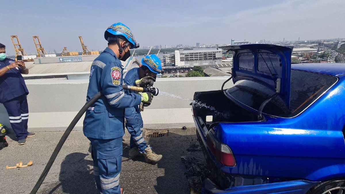 ระทึก หนุ่มขับเก๋งขึ้น "สะพานภูมิพล" จู่ ๆ ไฟลุกพรึ่บไหม้ท้ายรถ หนีตายวุ่น