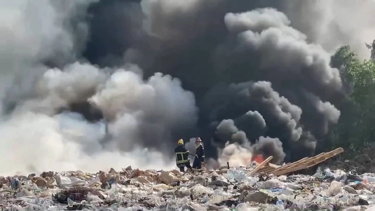 "ไฟไหม้" กองขยะขนาดใหญ่บนที่รกร้างย่านบางพลี ควบคุมไฟให้อยู่ในวงจำกัด