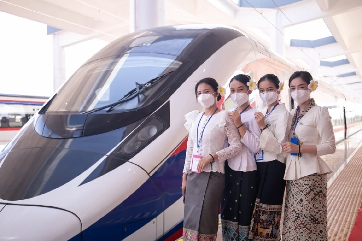 "รถไฟจีนลาว" ขบวนแรกออกเดินทางแล้ว สิ้นสุดการรอคอยมานานหลายทศวรรษ (คลิป)