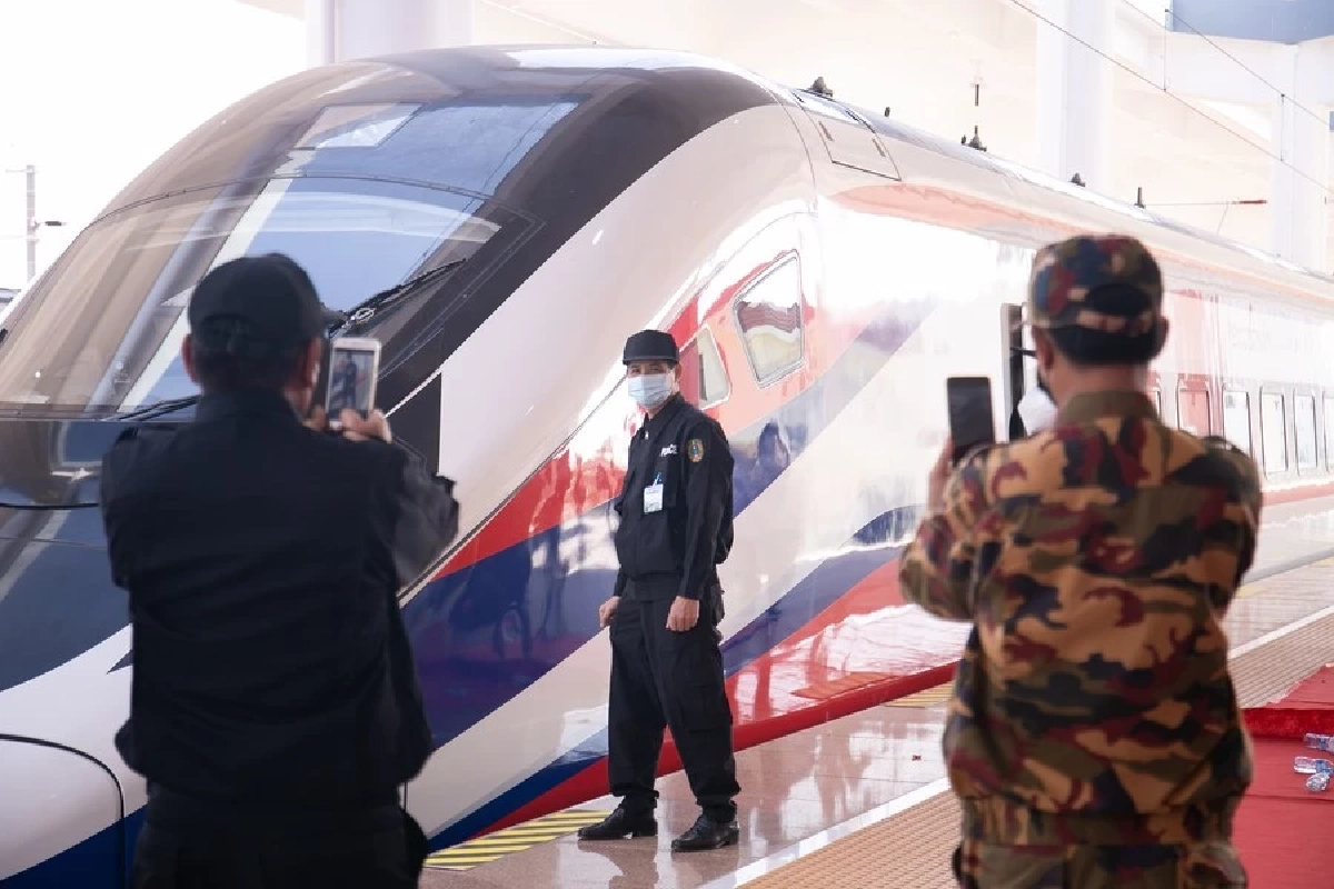 "รถไฟจีนลาว" ขบวนแรกออกเดินทางแล้ว สิ้นสุดการรอคอยมานานหลายทศวรรษ (คลิป)