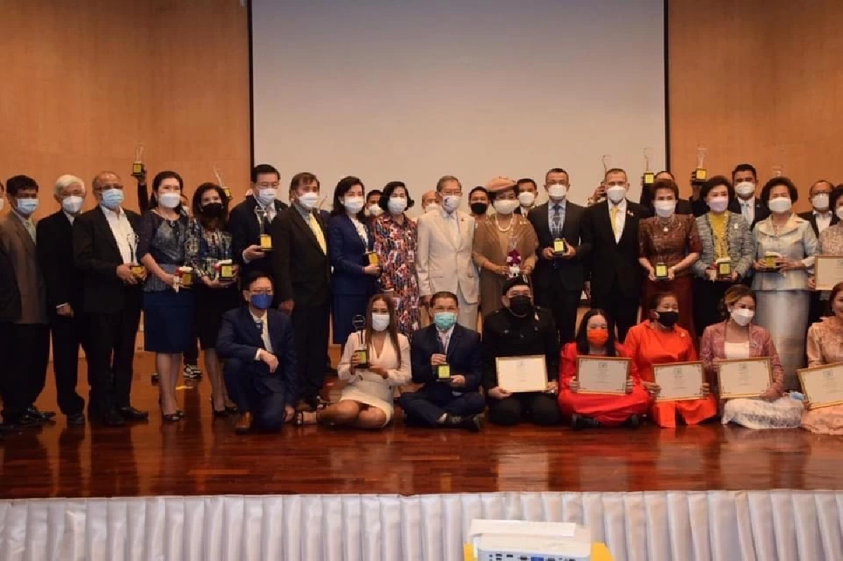 "บิ๊กปั๊ด" รับรางวัลผู้ปิดทองหลังพระ มอบให้ตร.ทุกนาย