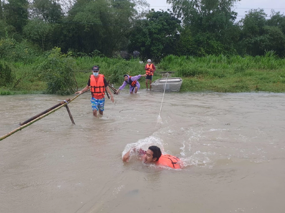น้ำป่าลง "เมืองคอน" ต้องยกเรือข้ามกำแพงรั้วเหล็ก ข้ามไปช่วยชาวบ้าน (คลิป)