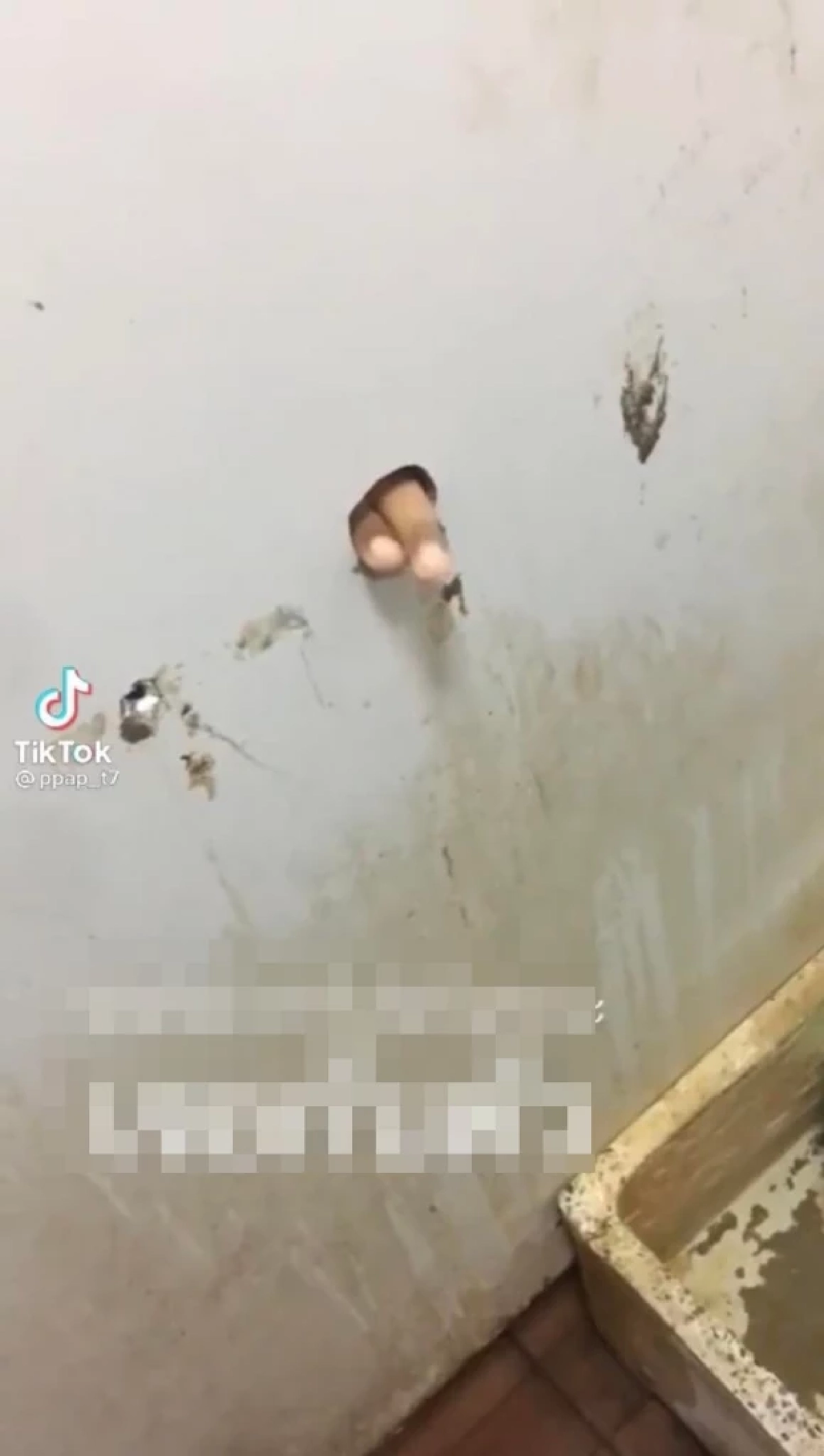 หนุ่มเข้าห้องน้ำ, ห้องน้ำสาธารณะ, เตือนภัย, นิ้วมือ, รูกำแพง