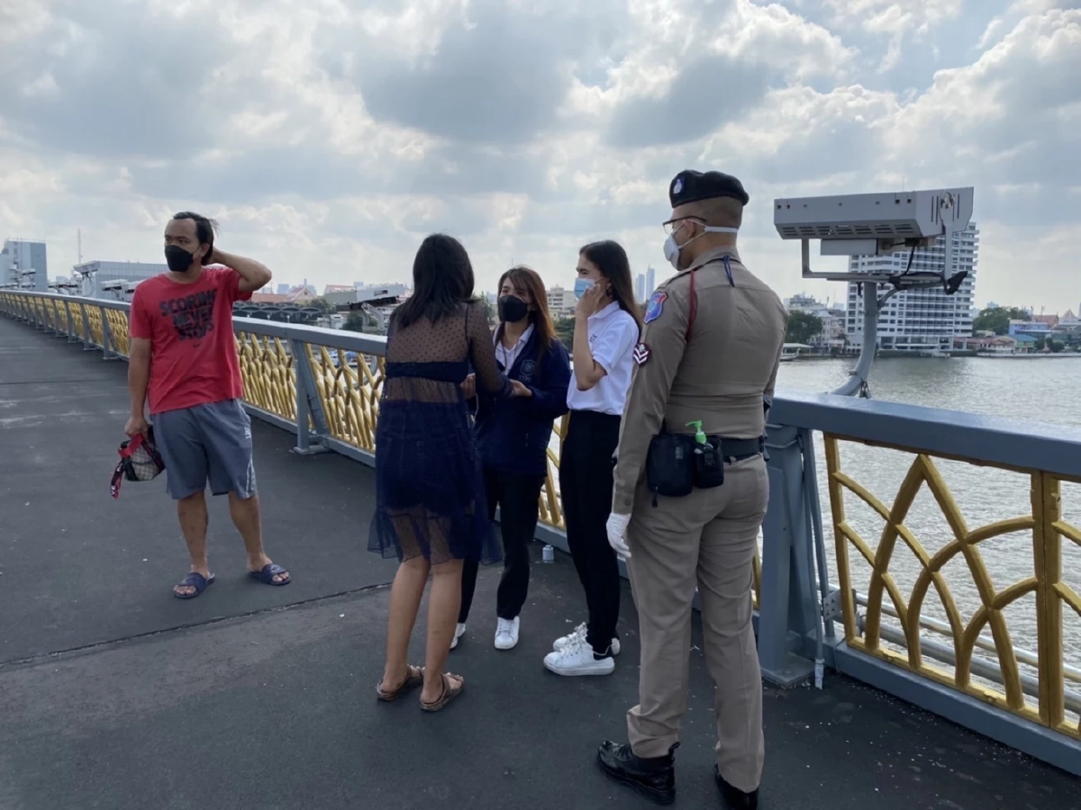 โปลิศท่องเที่ยว"เกลี้ยกล่อม"หญิงสาวพยายามกระโดดสะพานสำเร็จ