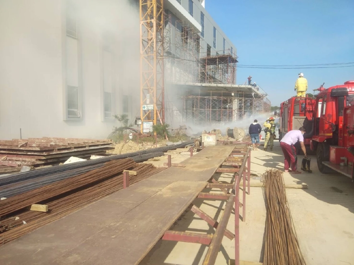 คืบหน้า "กลุ่มควัน" บริเวณสถานที่ก่อสร้างโรงพยาบาล ไฟไหม้โฟมดับแล้ว