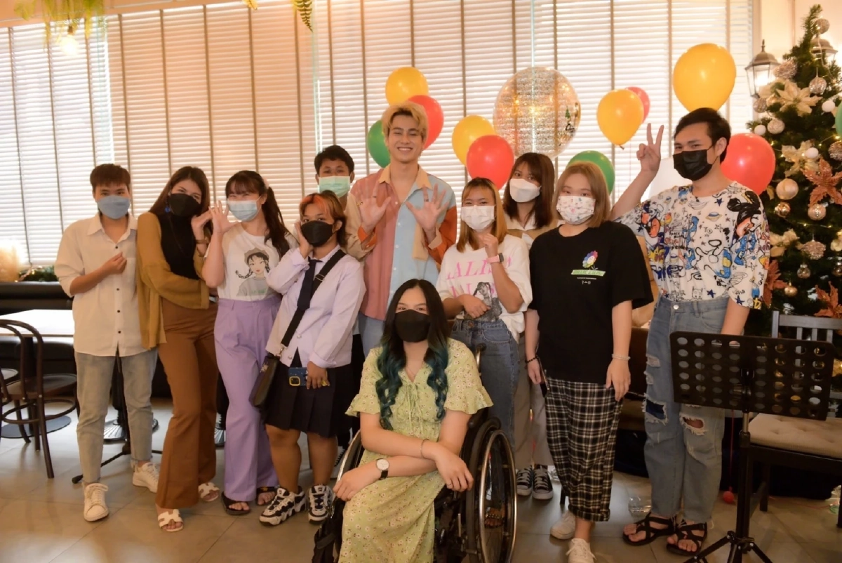 ไม่เหงา "สมาร์ท ชิษณุพงศ์" คริสต์มาส ปีนี้มีแฟน ๆ ร่วมฉลองอย่างอบอุ่น