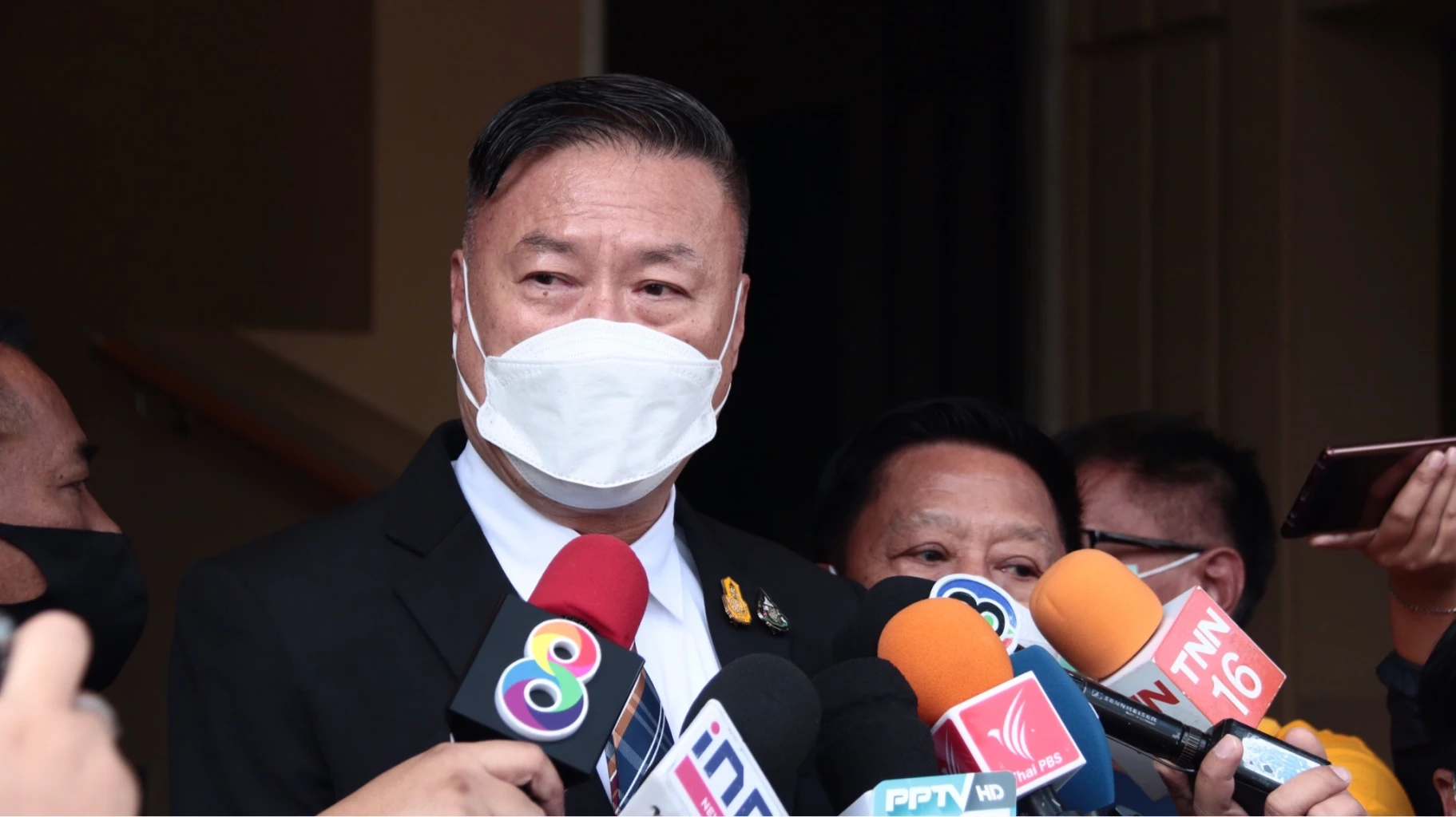 "นิโรธ" เหน็บ "สภาล่ม" เหตุหัวหน้าพรรคเพื่อไทยเป็นร่างทรงคนไกลหรือเปล่า