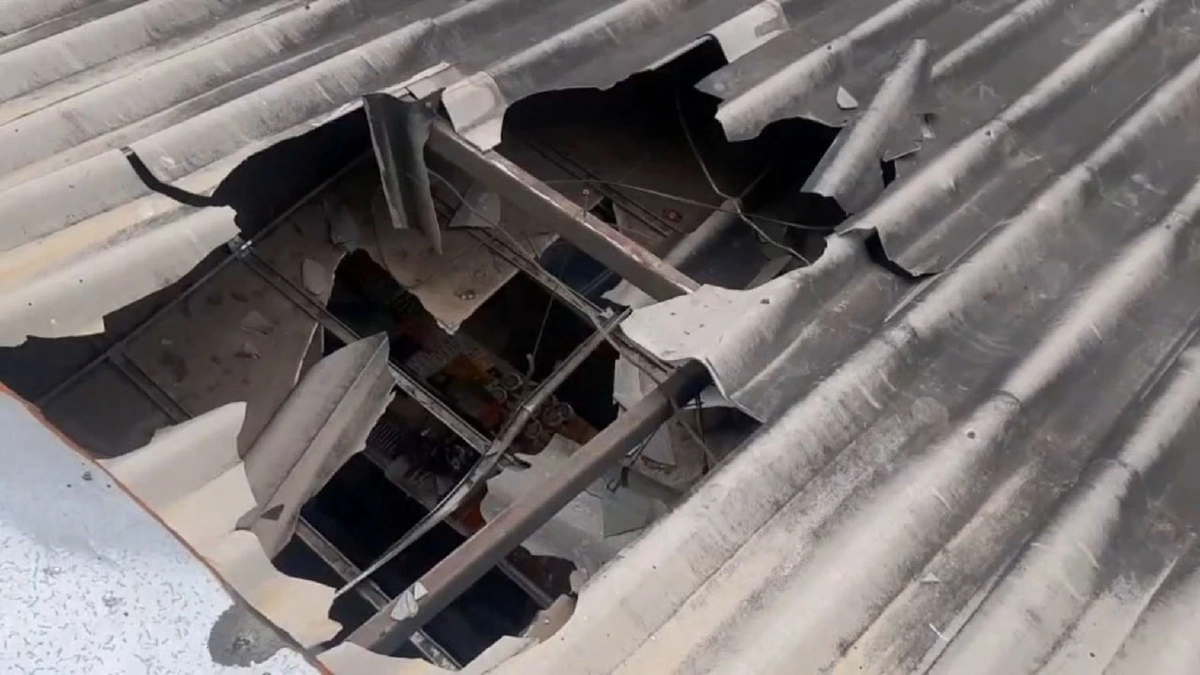 ชื่นชม จนท. ช่วยหญิงสาวใช้มีดจี้คอบนหลังคา แต่ จนท. อาสา ตกหลังคา บาดเจ็บ