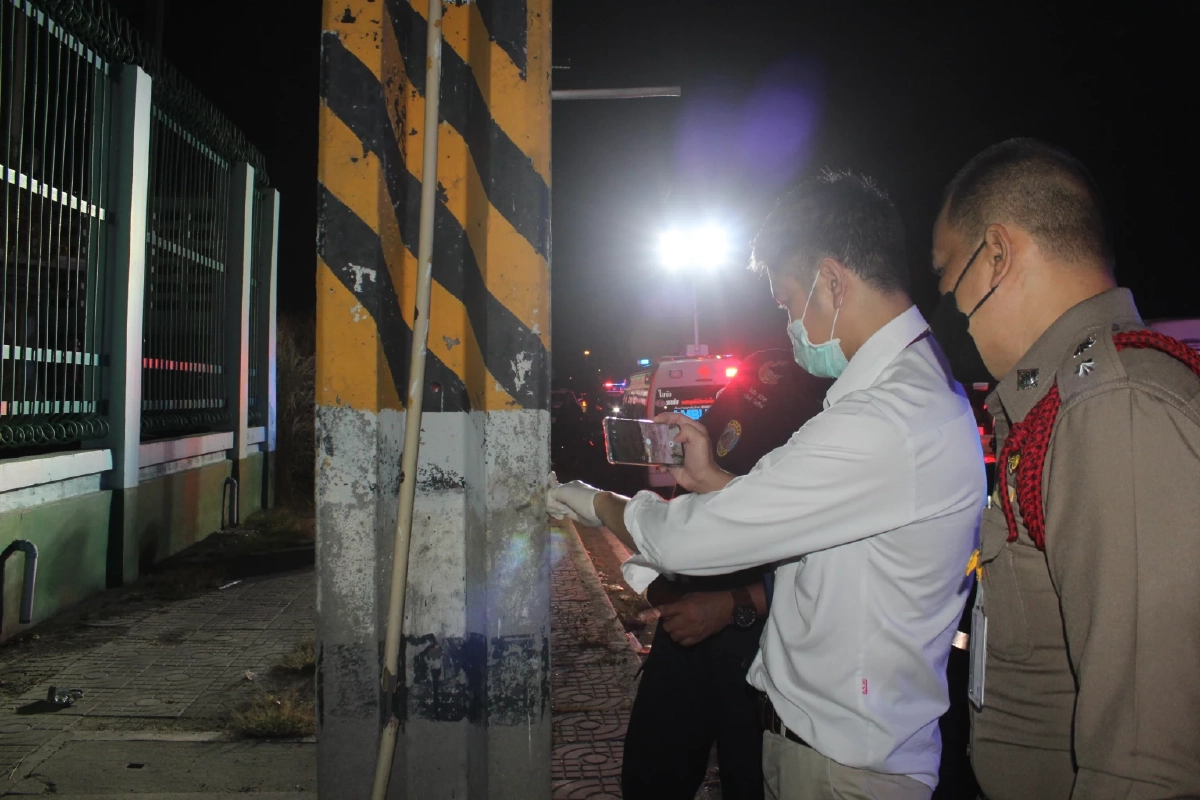 "หนุ่มไลน์แมน" ชะตาขาด ขับรถ จยย.พลิกคว่ำ ร่างกระเด็นฟาดเสาไฟฟ้าดับ