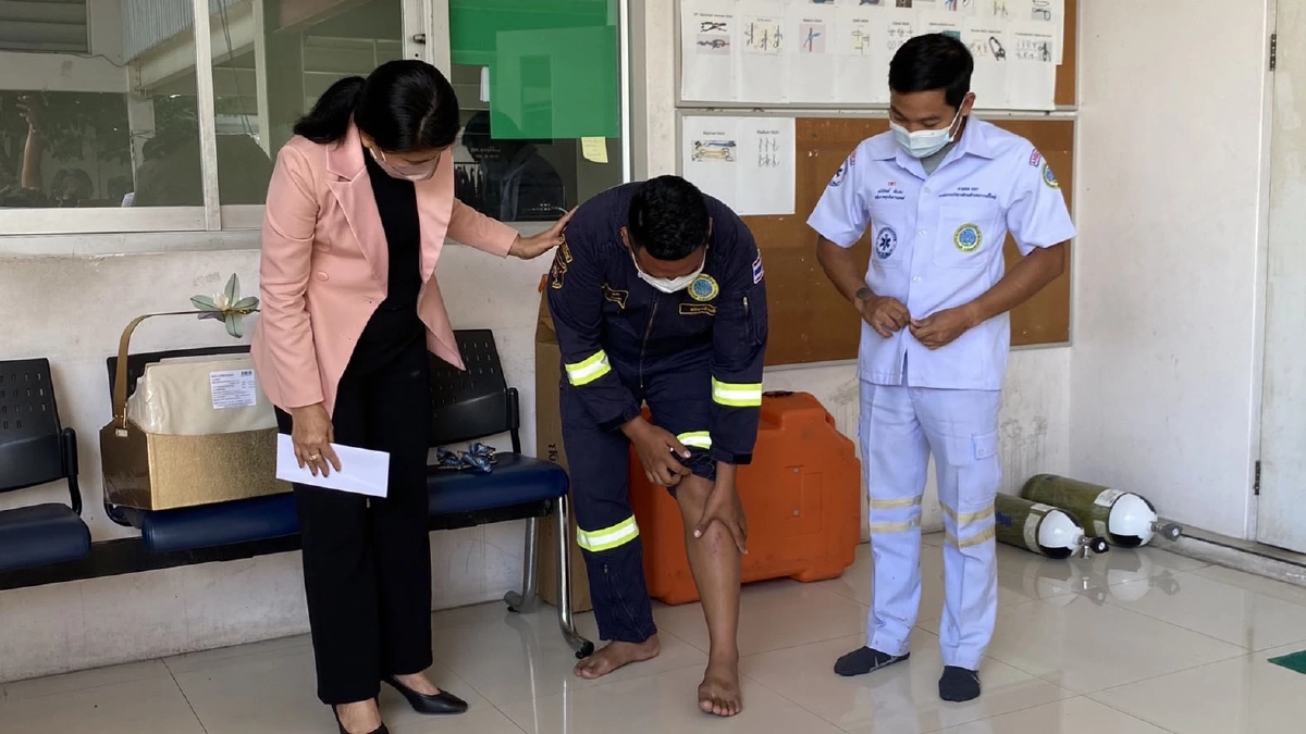 ชื่นชม จนท. ช่วยหญิงสาวใช้มีดจี้คอบนหลังคา แต่ จนท. อาสา ตกหลังคา บาดเจ็บ