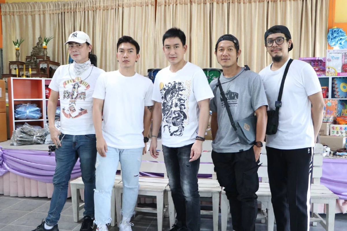 หล่อใจบุญ "แพท พาวเวอร์แพท" บริจาคเครื่องดนตรีให้โรงเรียน กว่า 4 แสน