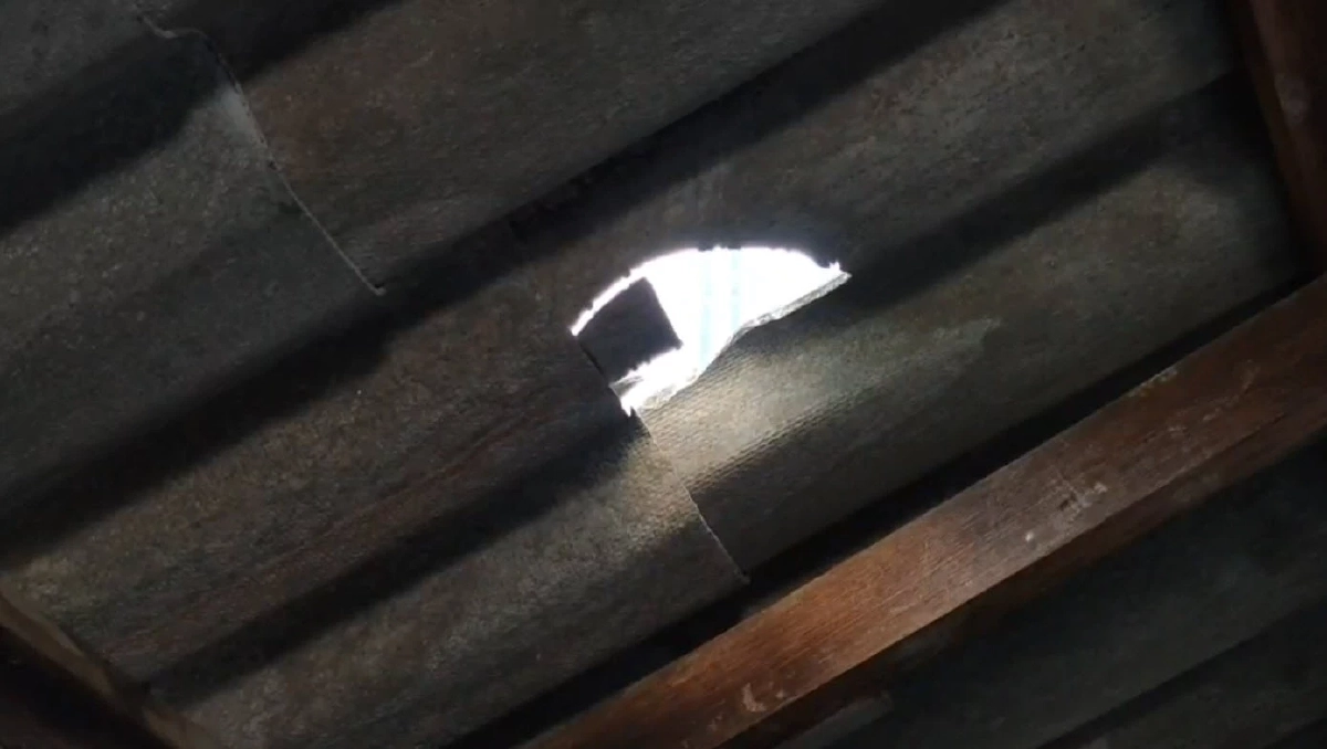 ชาวบ้านสุดทน  "ลูกกอล์ฟ" ลอยตกใส่หลังคาบ้านทะลุ ห่วงคนแก่ เด็กเกิดอันตราย