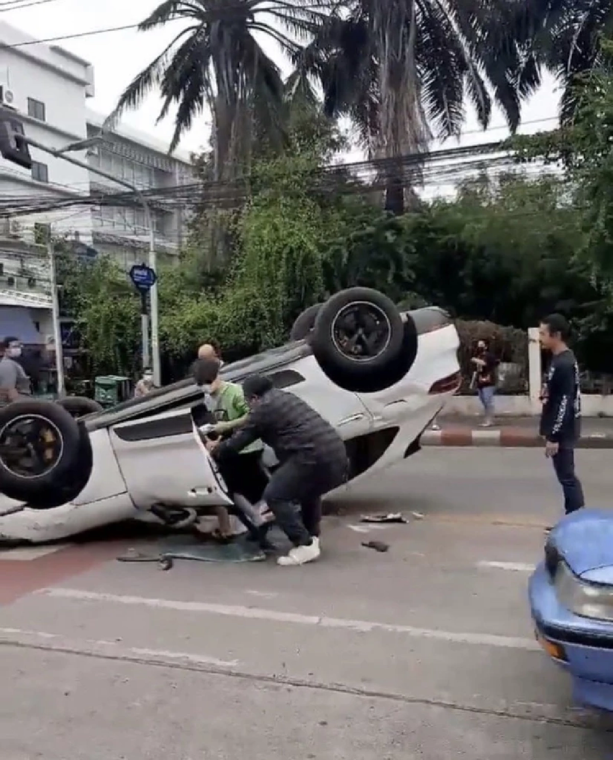 ส่องเลขเด็ด "คริส พีรวัส" หลังรถคว่ำแต่รอดตายปาฏิหาริย์