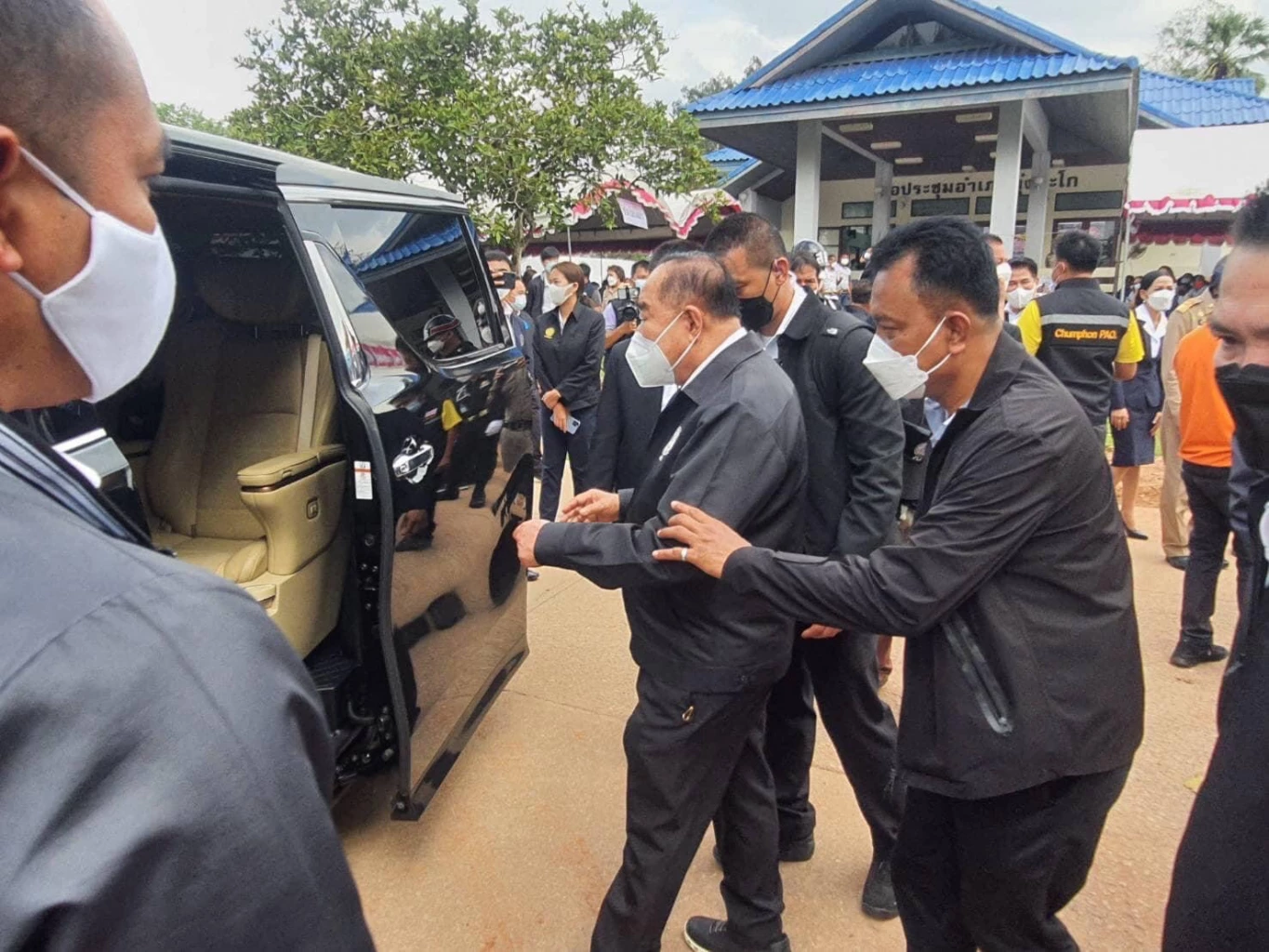 ส.ส.ลูกชัาง ประคอง พล.อ.ประวิตร ขึ้นรถที่ อ.ทุ่งตะโก จ.ชุมพร