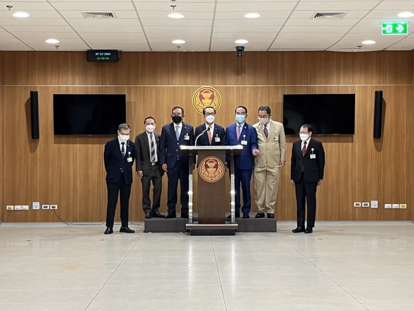 พรรคร่วมรัฐบาลยื่นร่างกม.ลูกต่อปธ.รัฐสภา ชินวรณ์คาดถกวาระแรก ก.พ.ปีหน้า