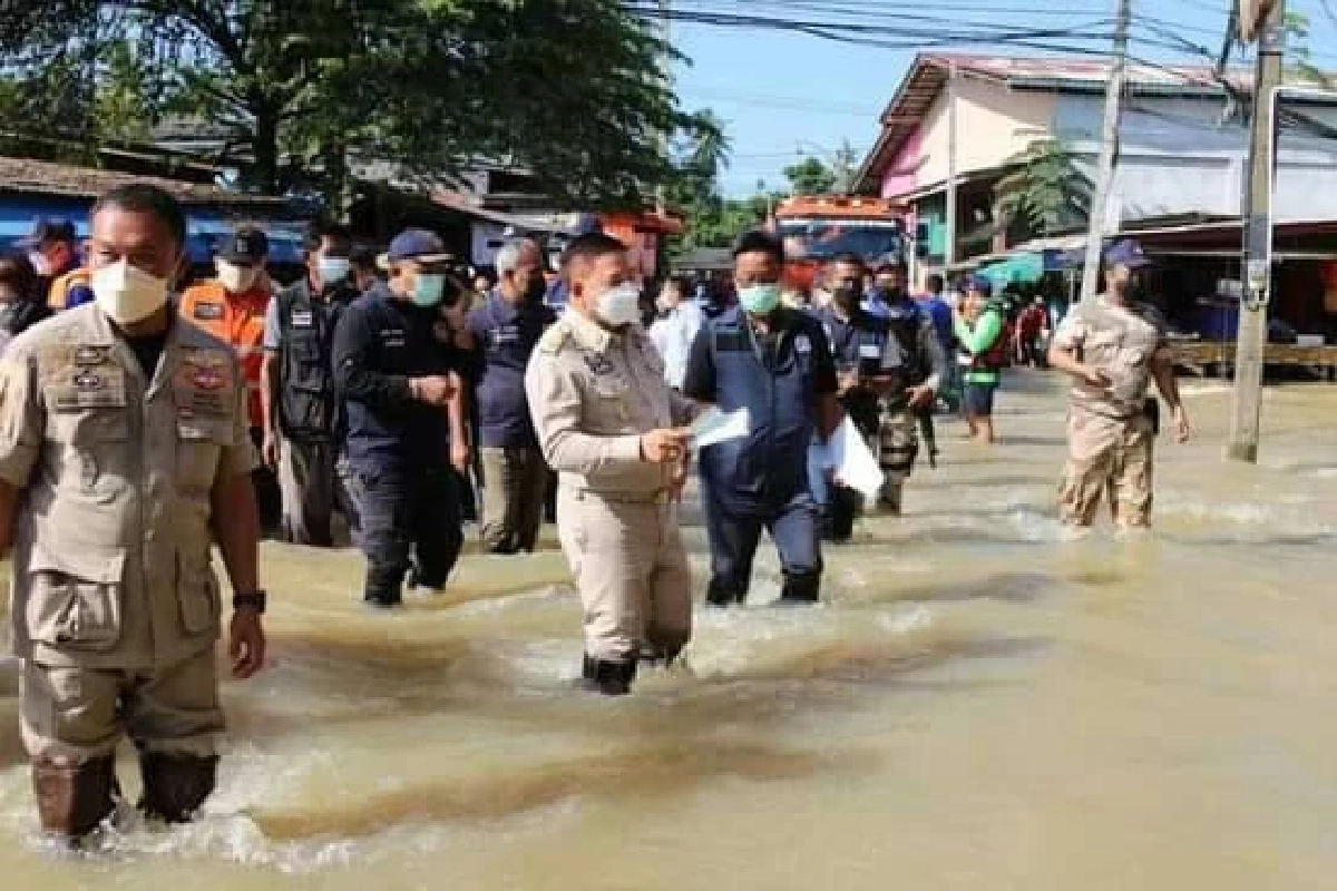 ผู้ว่า ฯ นราธิวาสคนใหม่ ประเดิมงานแรก ลุยน้ำท่วมให้กำลังใจชาวบ้าน