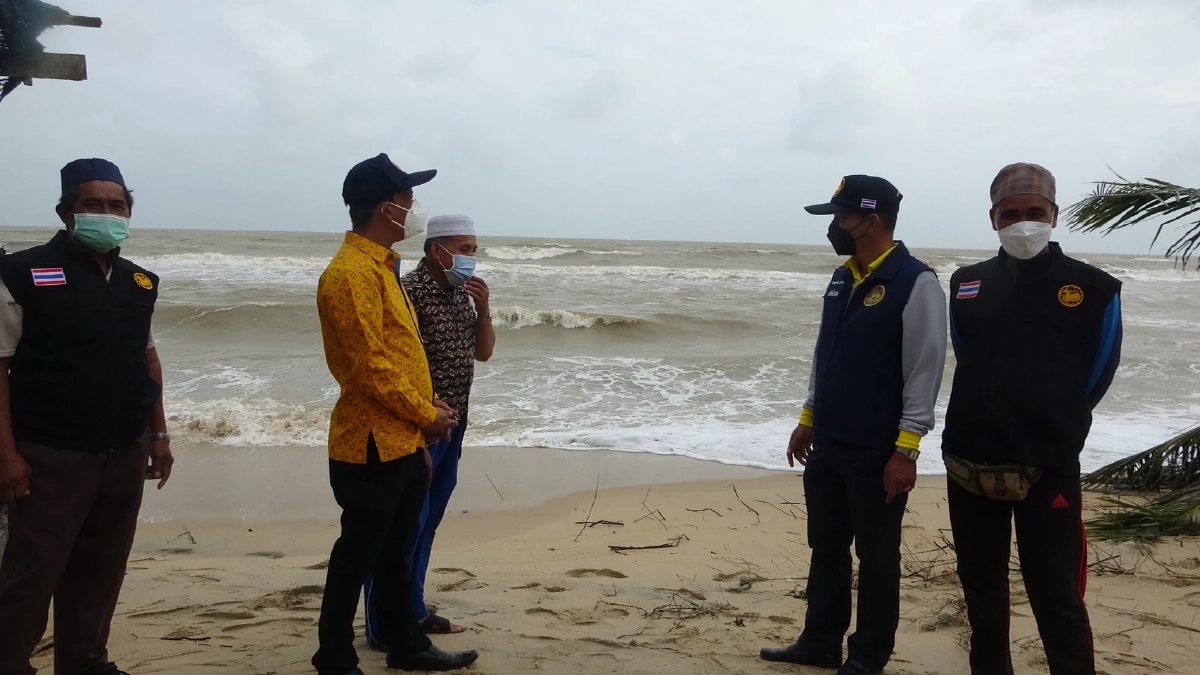 ปัตตานี "คลื่นลมแรง" ซัดชายฝั่ง บ้านเสียหาย 14 หลังคาเรือน 