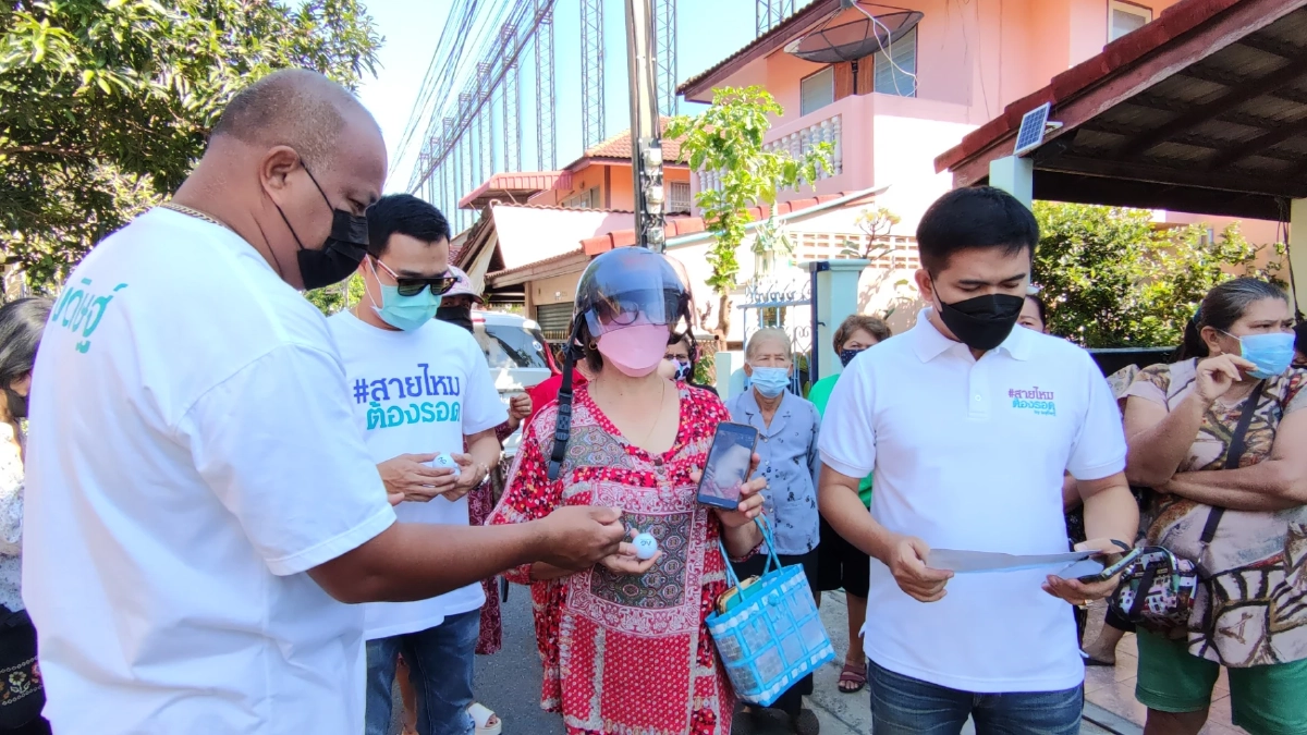 ชาวบ้านสุดทน  "ลูกกอล์ฟ" ลอยตกใส่หลังคาบ้านทะลุ ห่วงคนแก่ เด็กเกิดอันตราย